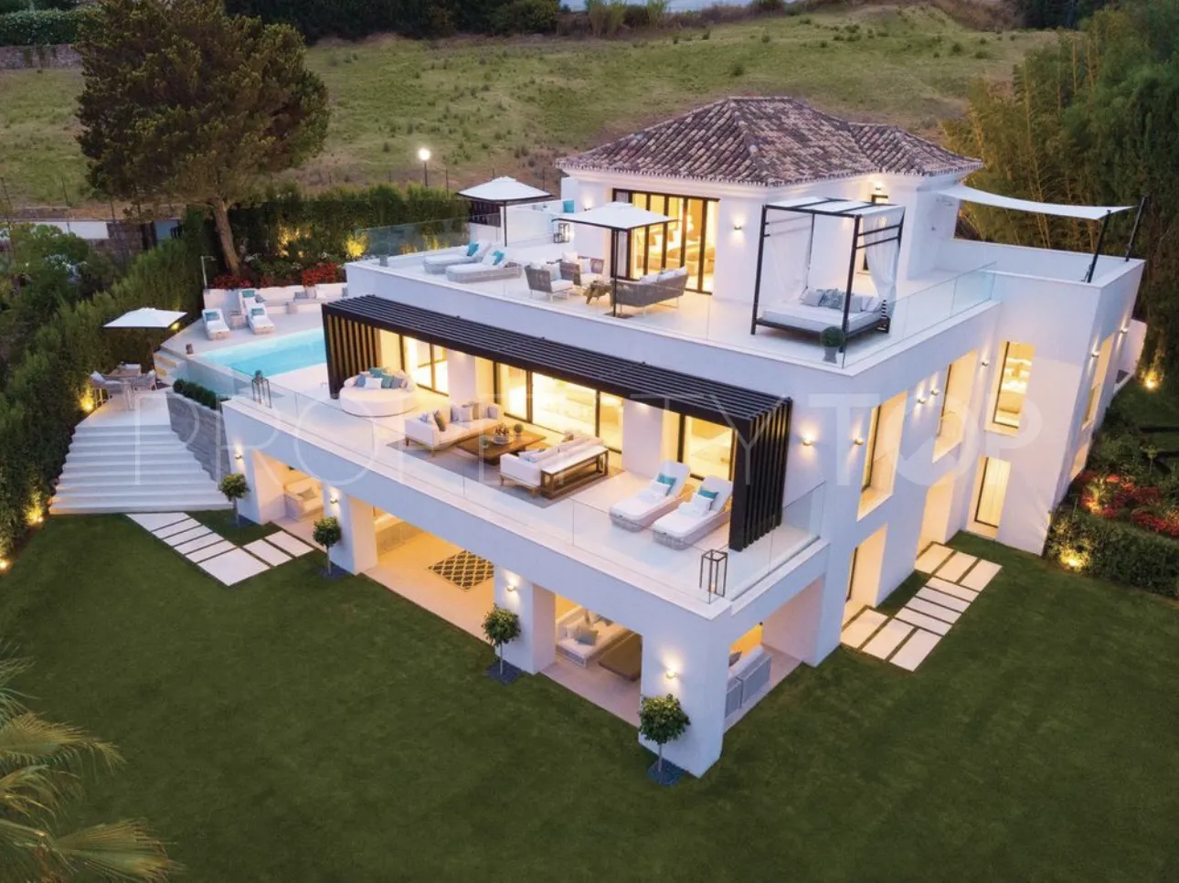 Villa de 5 dormitorios en venta en Nueva Andalucia