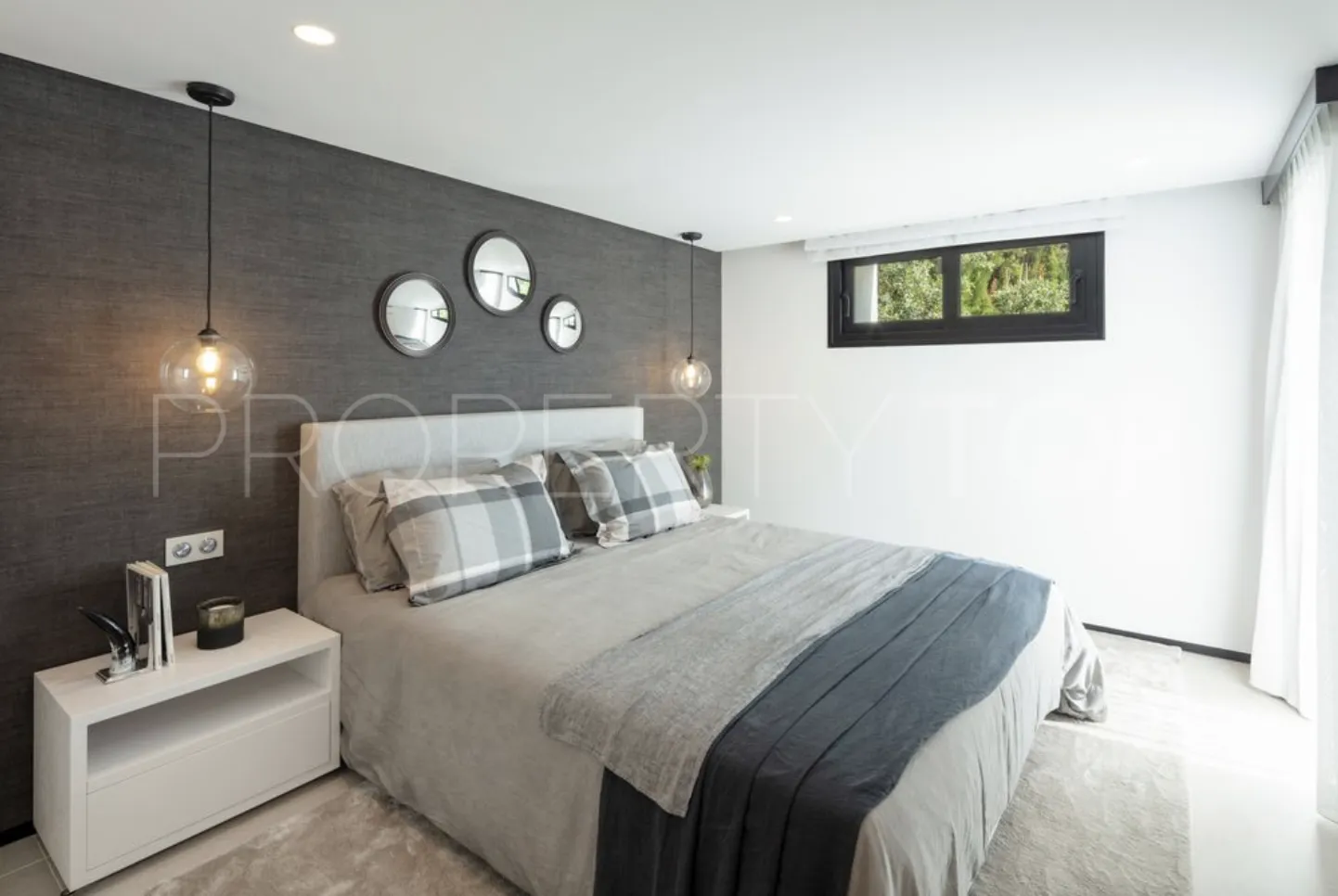 Villa de 5 dormitorios en venta en Nueva Andalucia