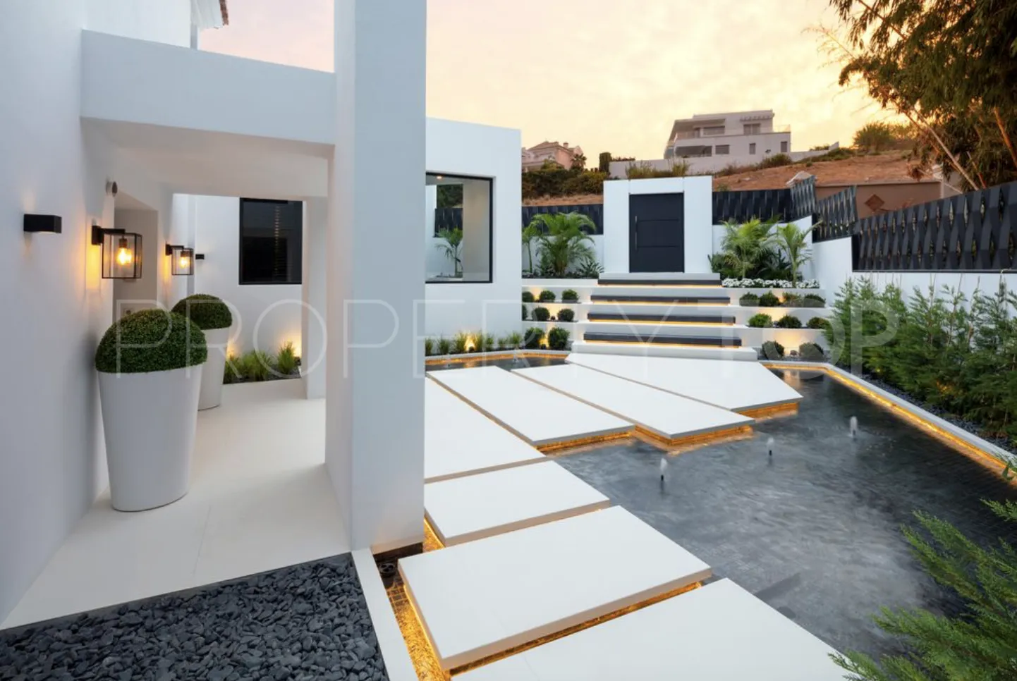Villa de 5 dormitorios en venta en Nueva Andalucia