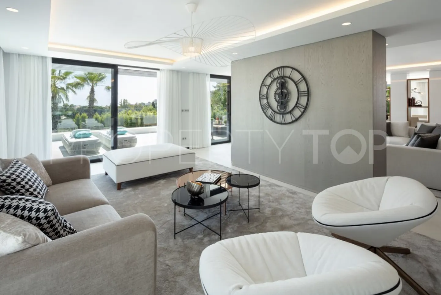 Villa de 5 dormitorios en venta en Nueva Andalucia