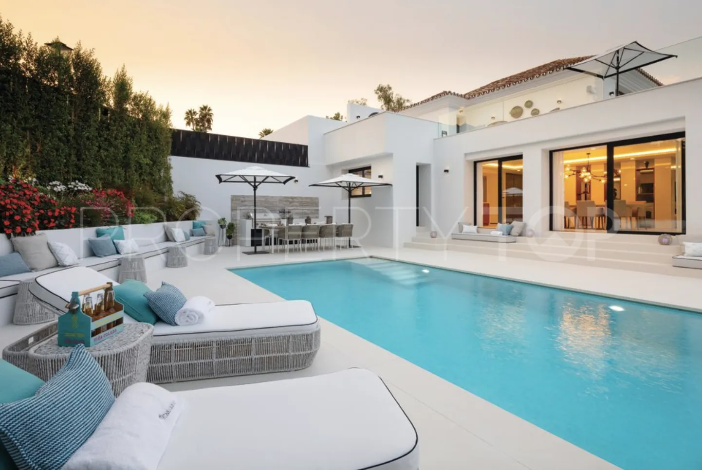 Villa de 5 dormitorios en venta en Nueva Andalucia