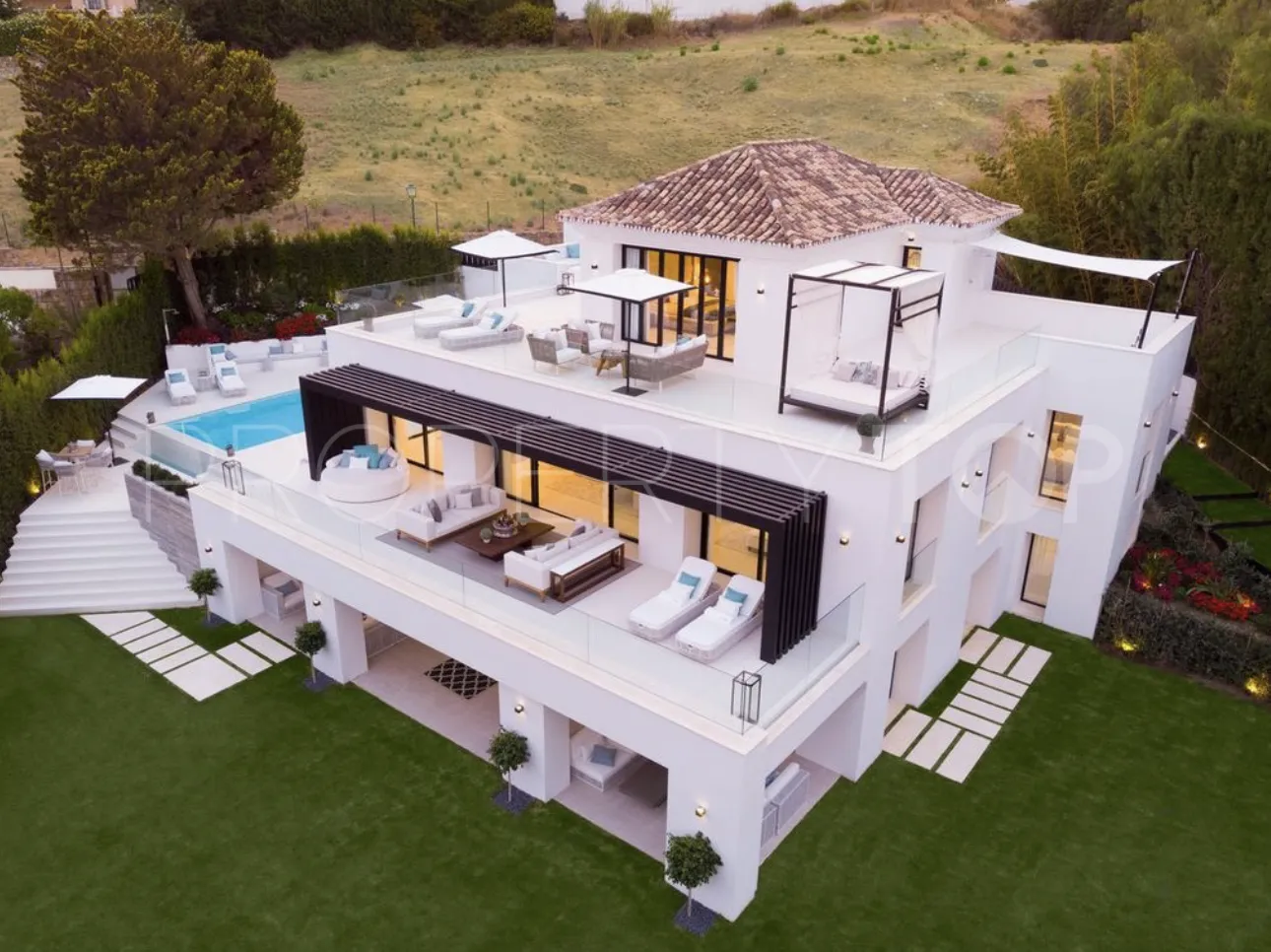 Villa de 5 dormitorios en venta en Nueva Andalucia