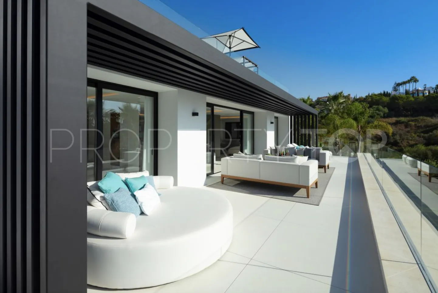 Villa de 5 dormitorios en venta en Nueva Andalucia