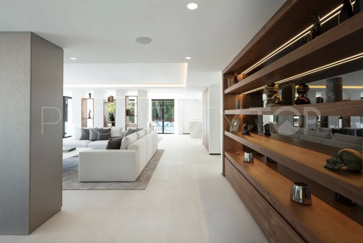 Villa de 5 dormitorios en venta en Nueva Andalucia