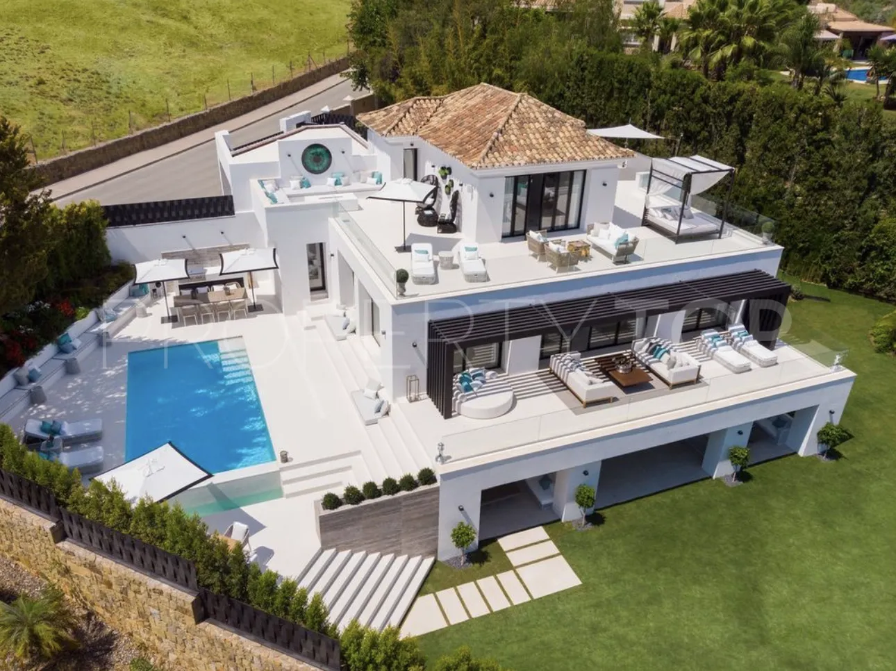Villa de 5 dormitorios en venta en Nueva Andalucia