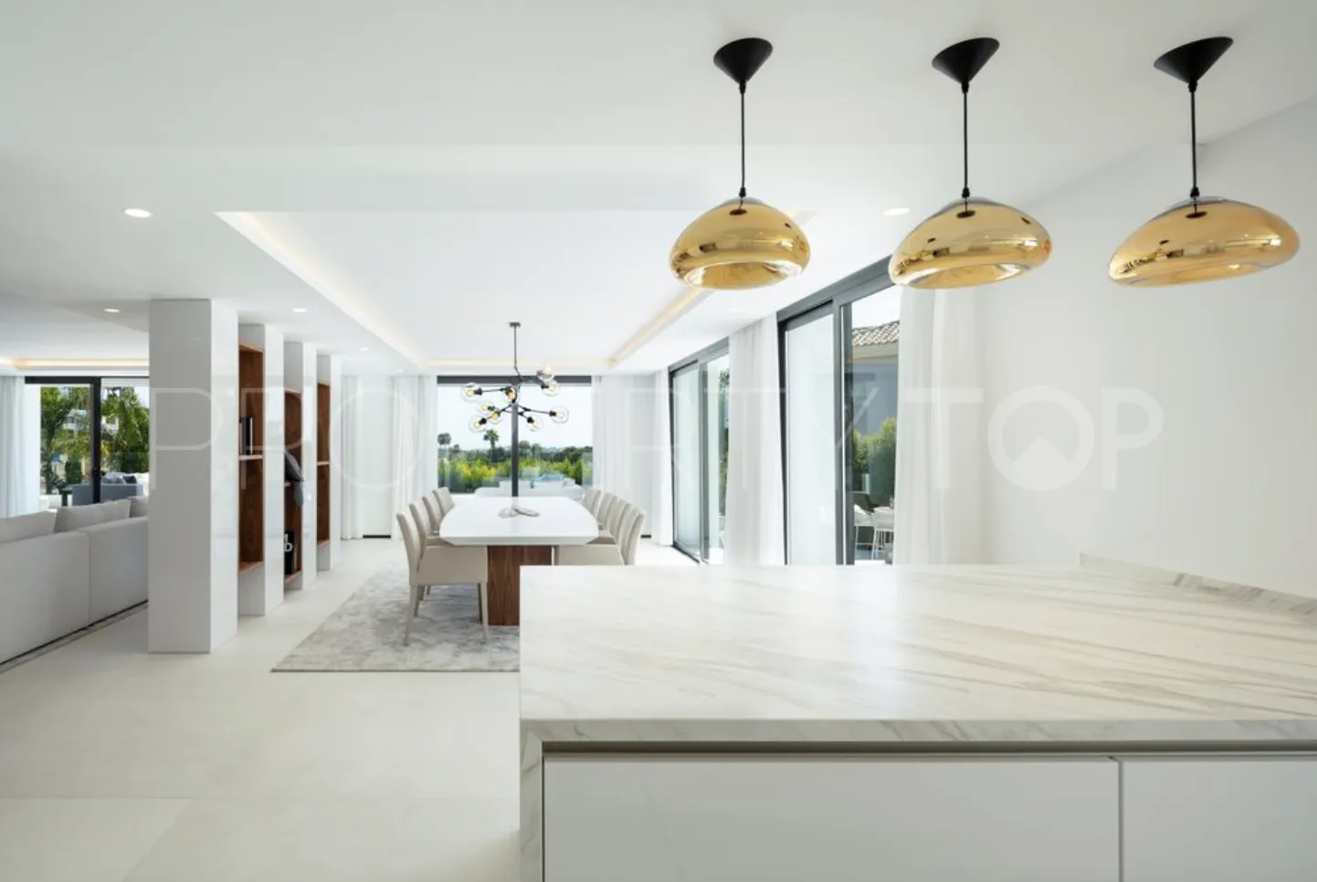 Villa de 5 dormitorios en venta en Nueva Andalucia