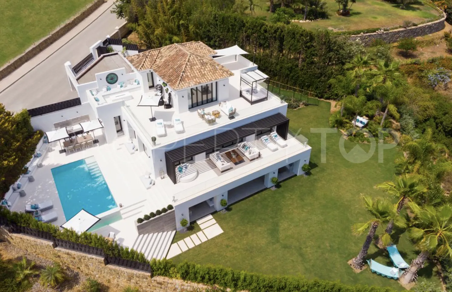 Villa de 5 dormitorios en venta en Nueva Andalucia