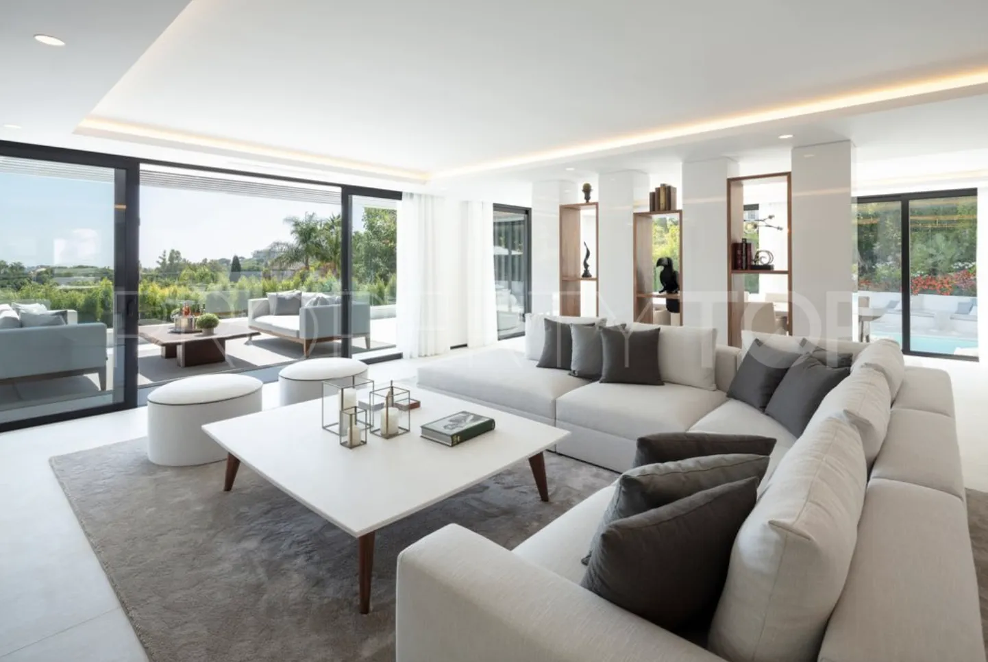 Villa de 5 dormitorios en venta en Nueva Andalucia