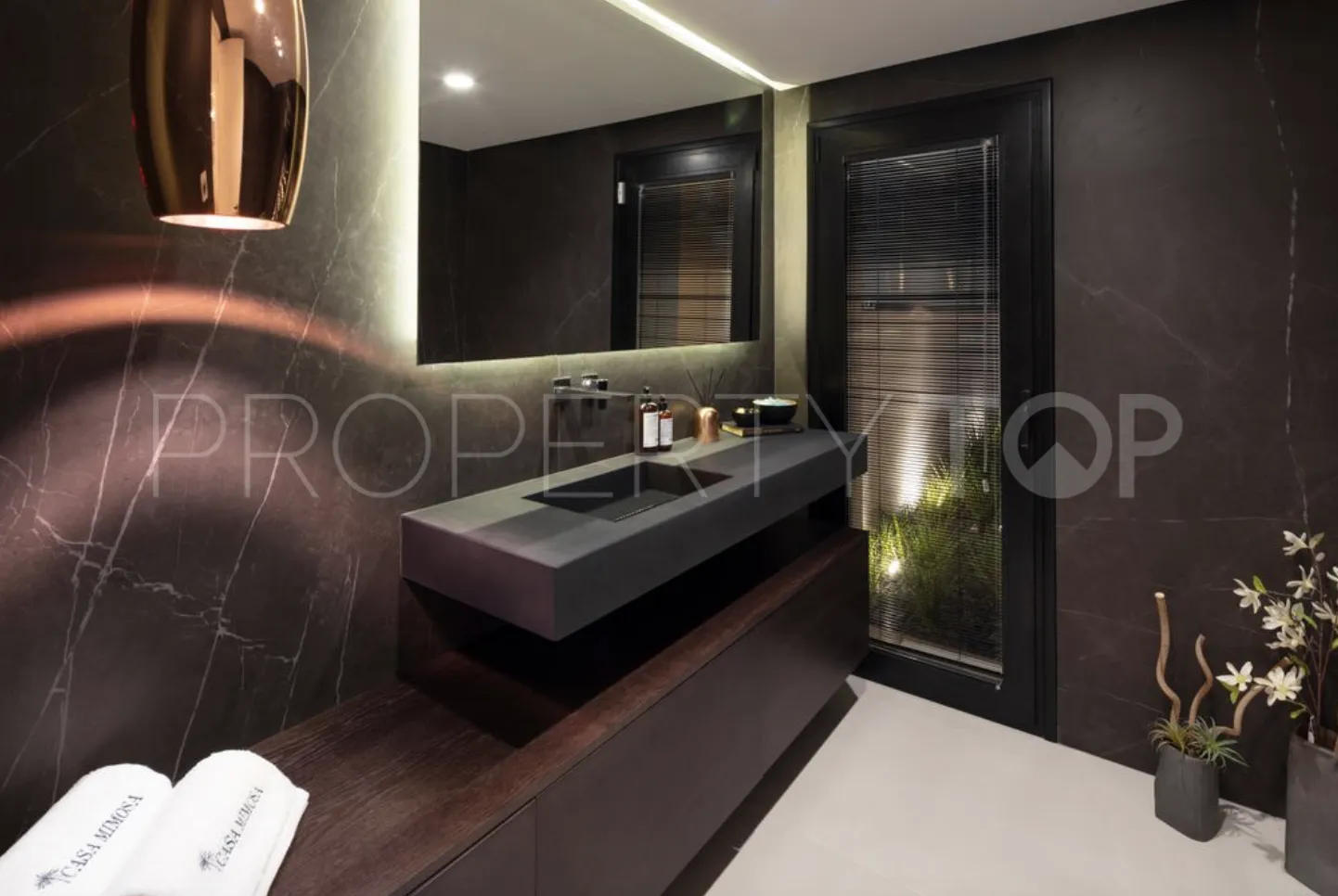 Villa de 5 dormitorios en venta en Nueva Andalucia
