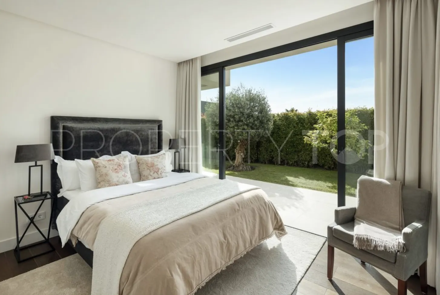 Villa en venta en Nueva Andalucia con 5 dormitorios