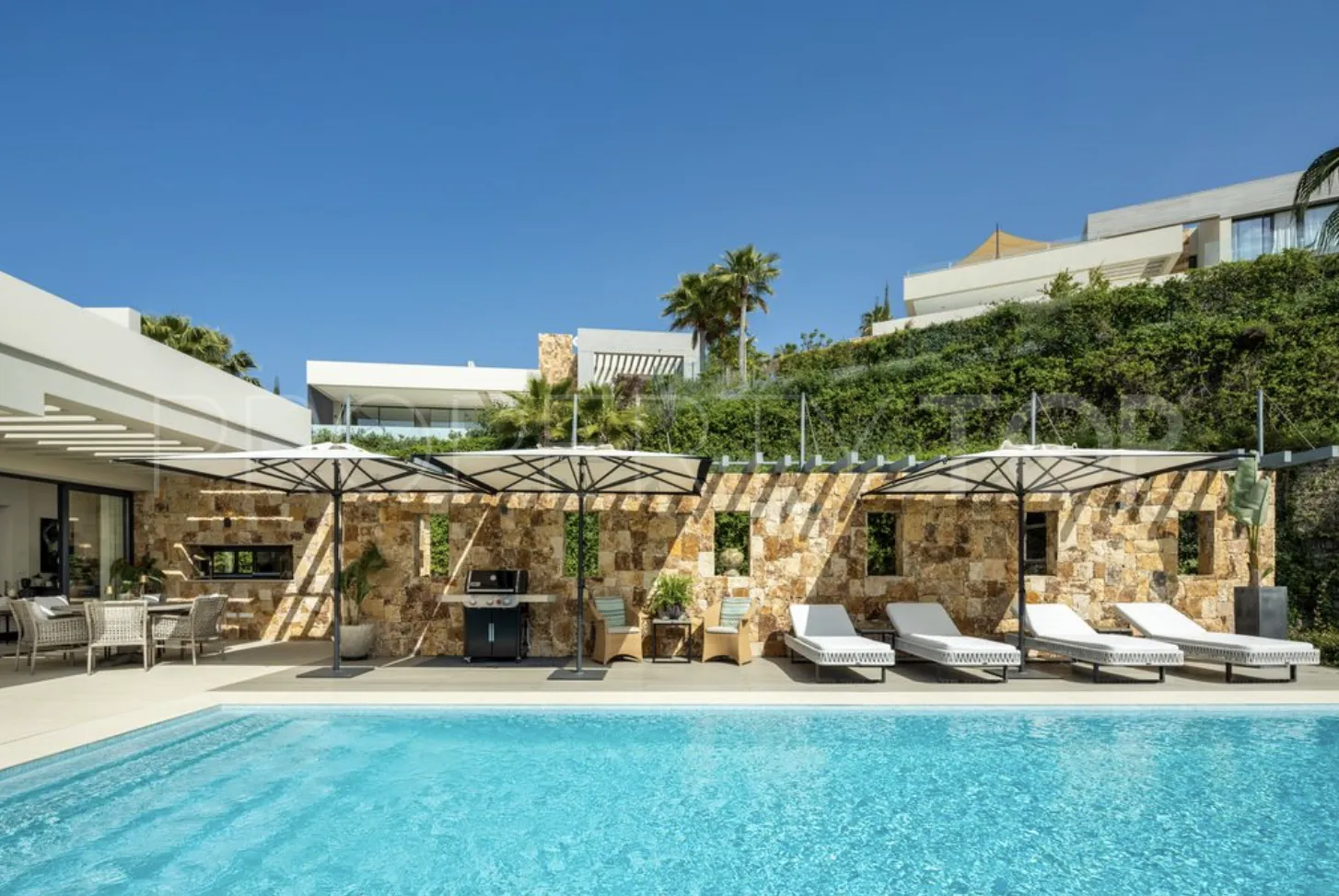 Villa en venta en Nueva Andalucia con 5 dormitorios
