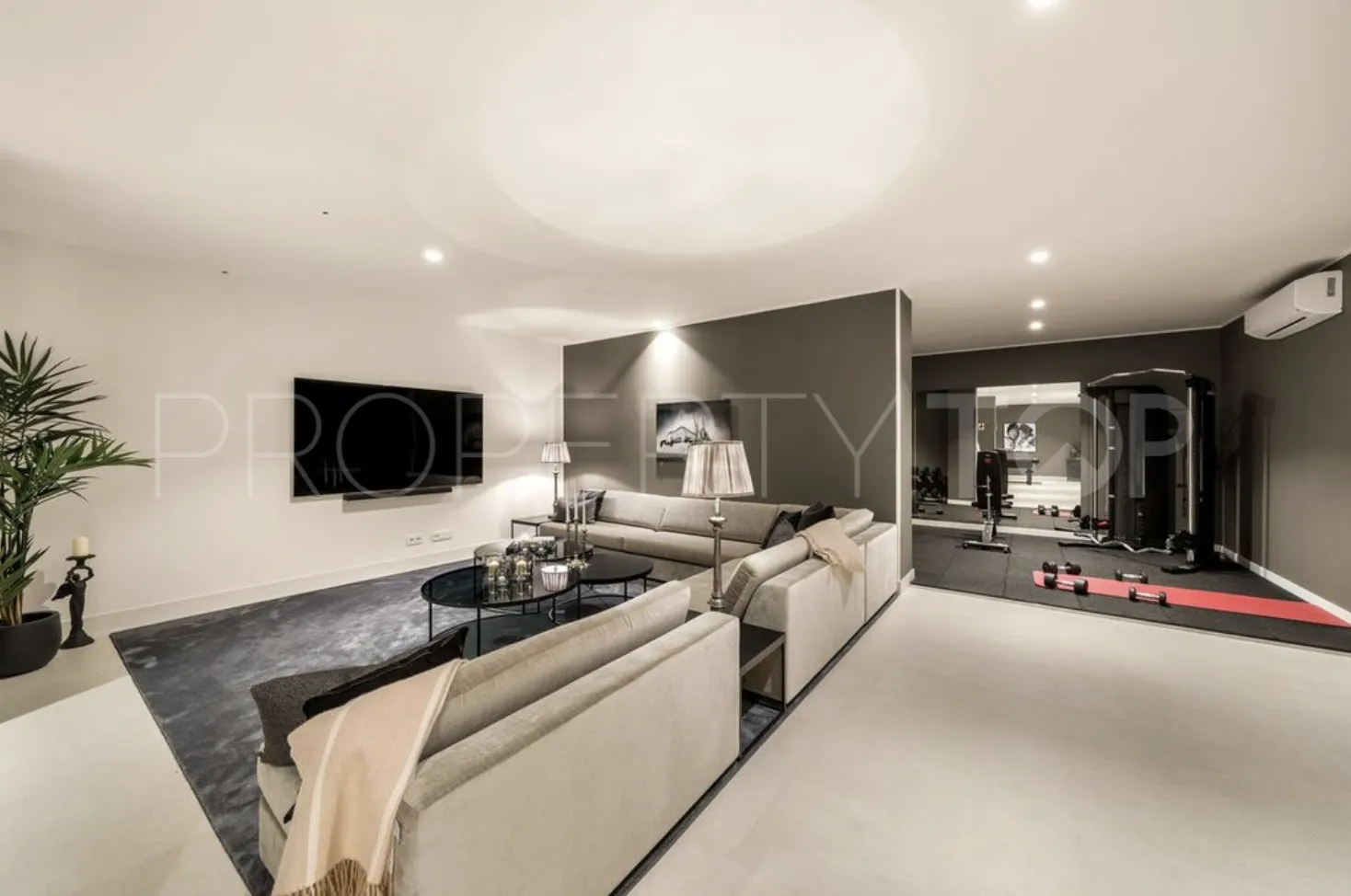 Villa en venta en Nueva Andalucia con 5 dormitorios