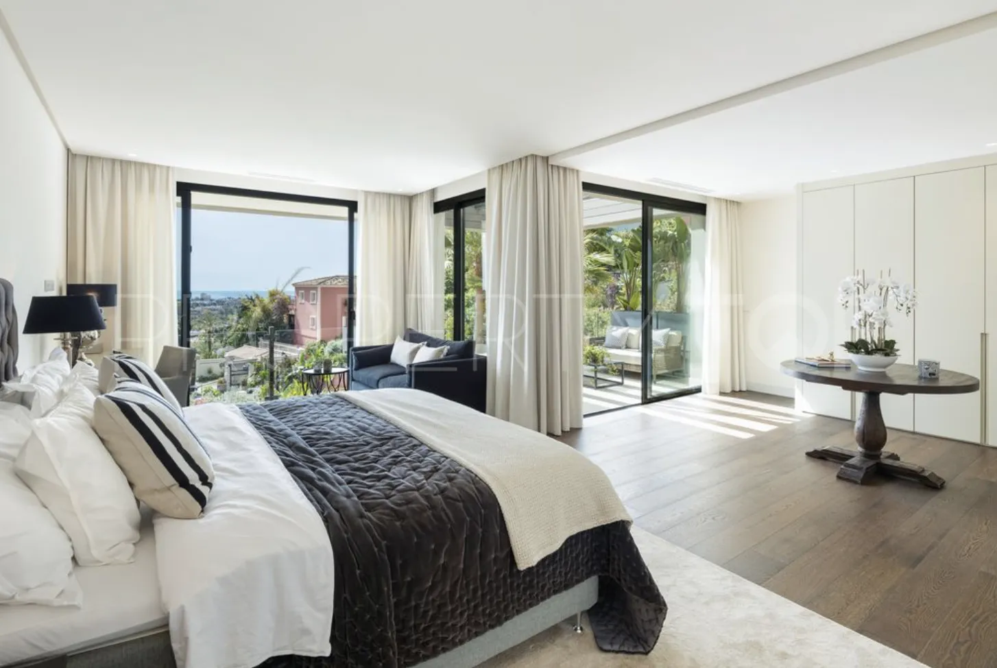 Villa en venta en Nueva Andalucia con 5 dormitorios