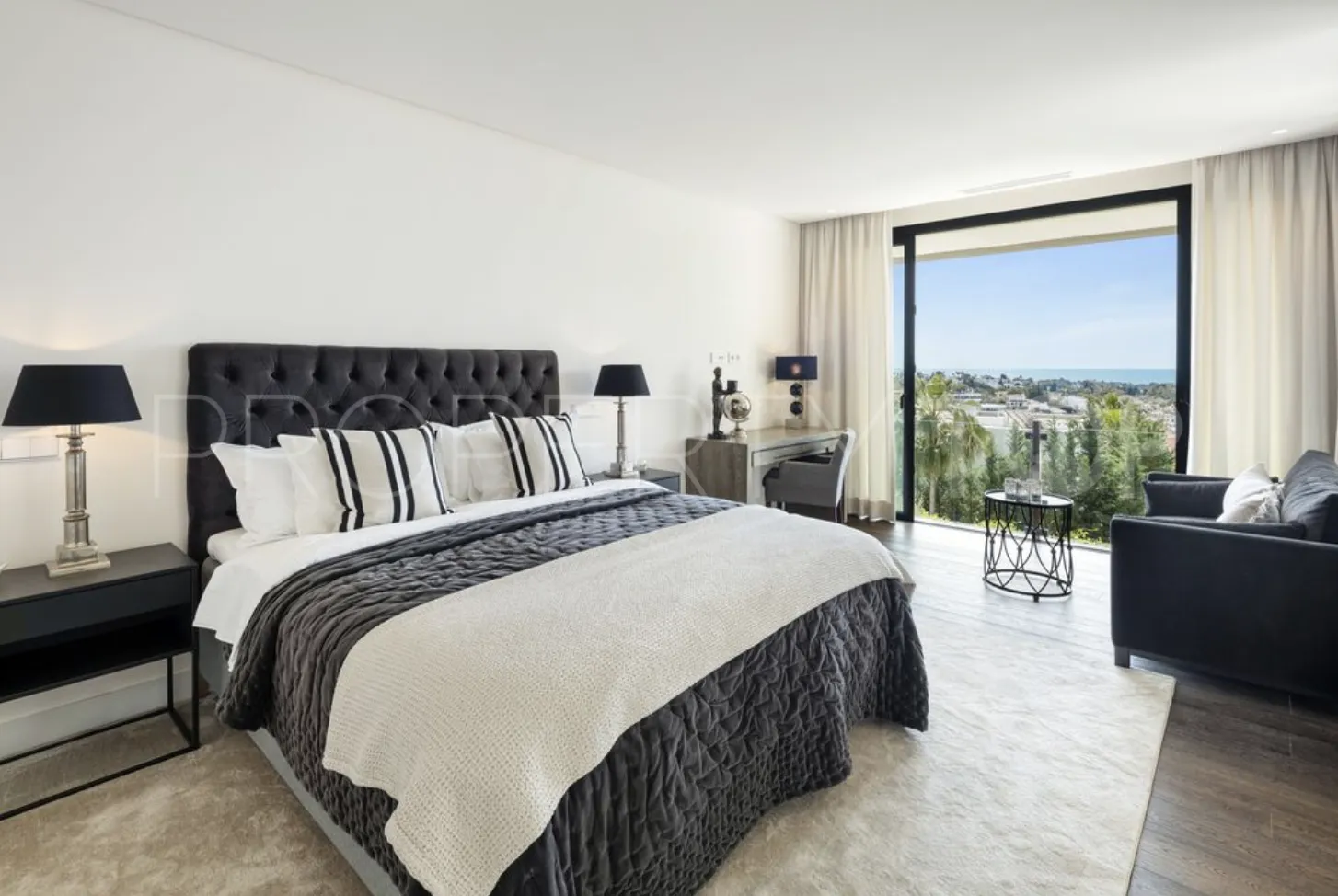 Villa en venta en Nueva Andalucia con 5 dormitorios