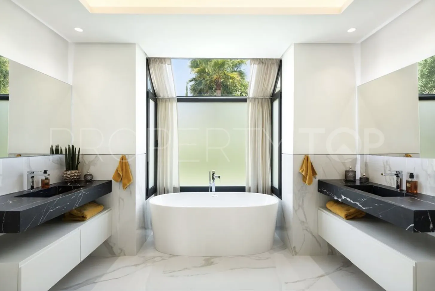 Villa en venta en Nueva Andalucia con 5 dormitorios