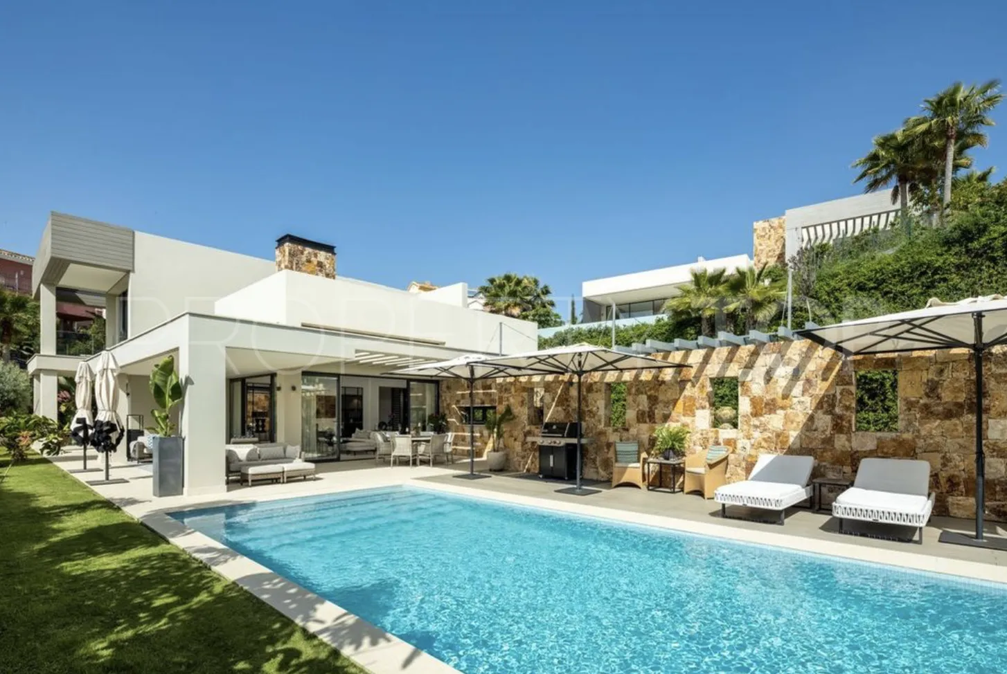 Villa en venta en Nueva Andalucia con 5 dormitorios