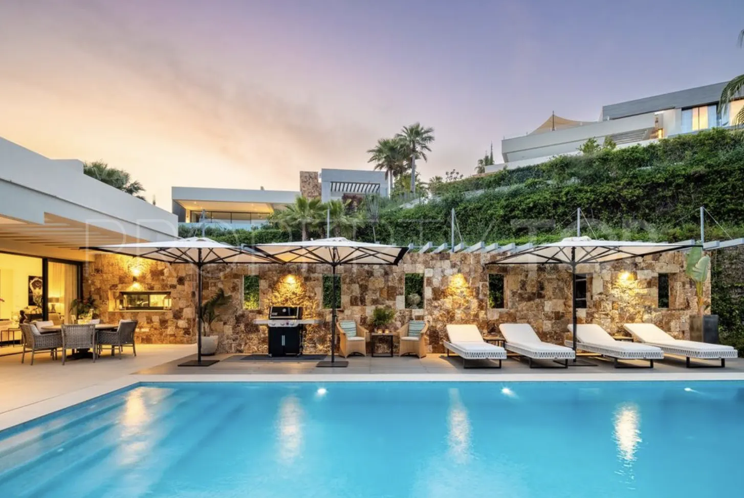 Villa en venta en Nueva Andalucia con 5 dormitorios