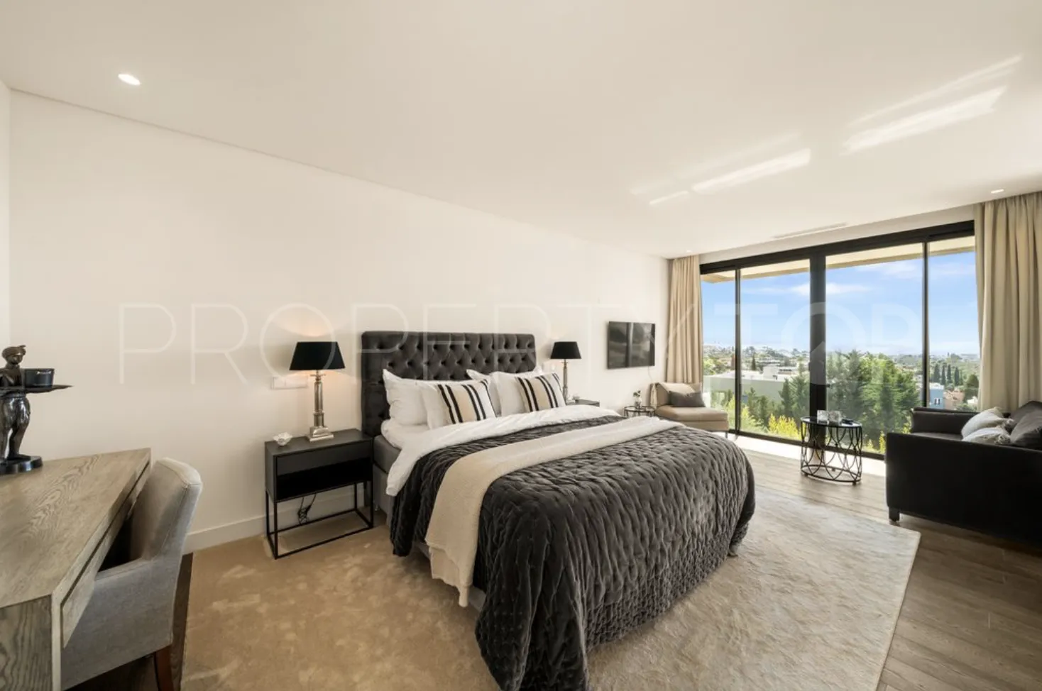 Villa en venta en Nueva Andalucia con 5 dormitorios