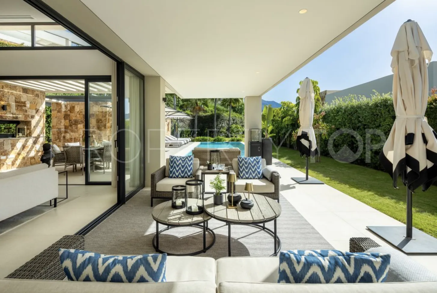 Villa en venta en Nueva Andalucia con 5 dormitorios