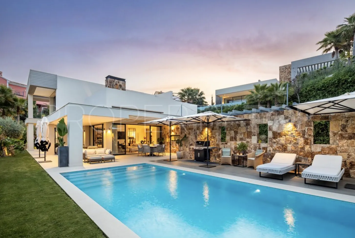 Villa en venta en Nueva Andalucia con 5 dormitorios
