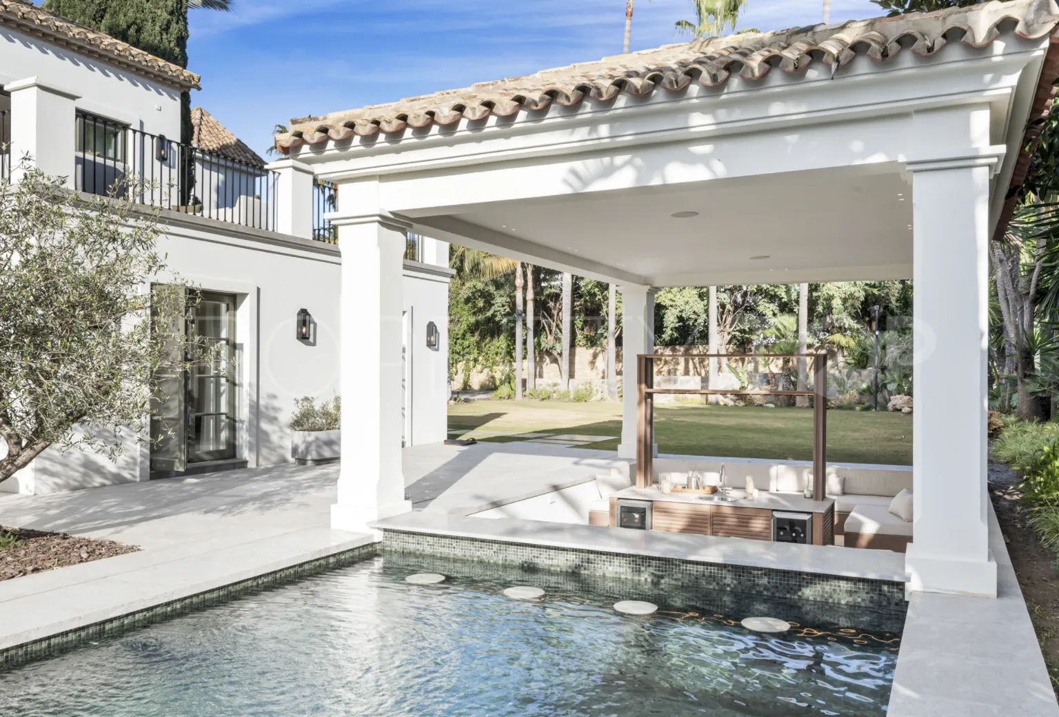 6 bedrooms villa for sale in Nueva Andalucia
