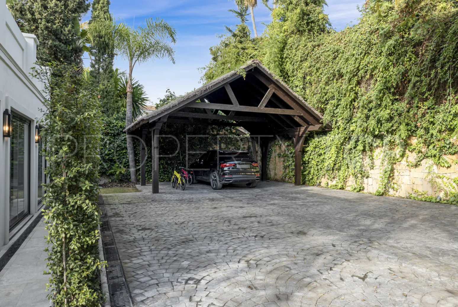 6 bedrooms villa for sale in Nueva Andalucia