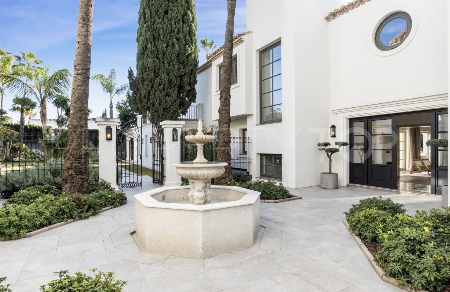 6 bedrooms villa for sale in Nueva Andalucia