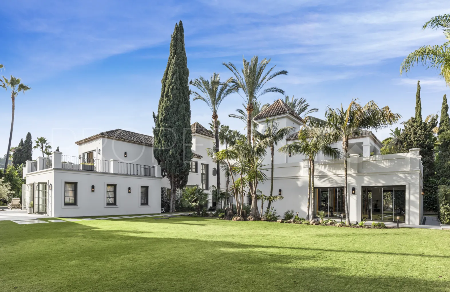 6 bedrooms villa for sale in Nueva Andalucia