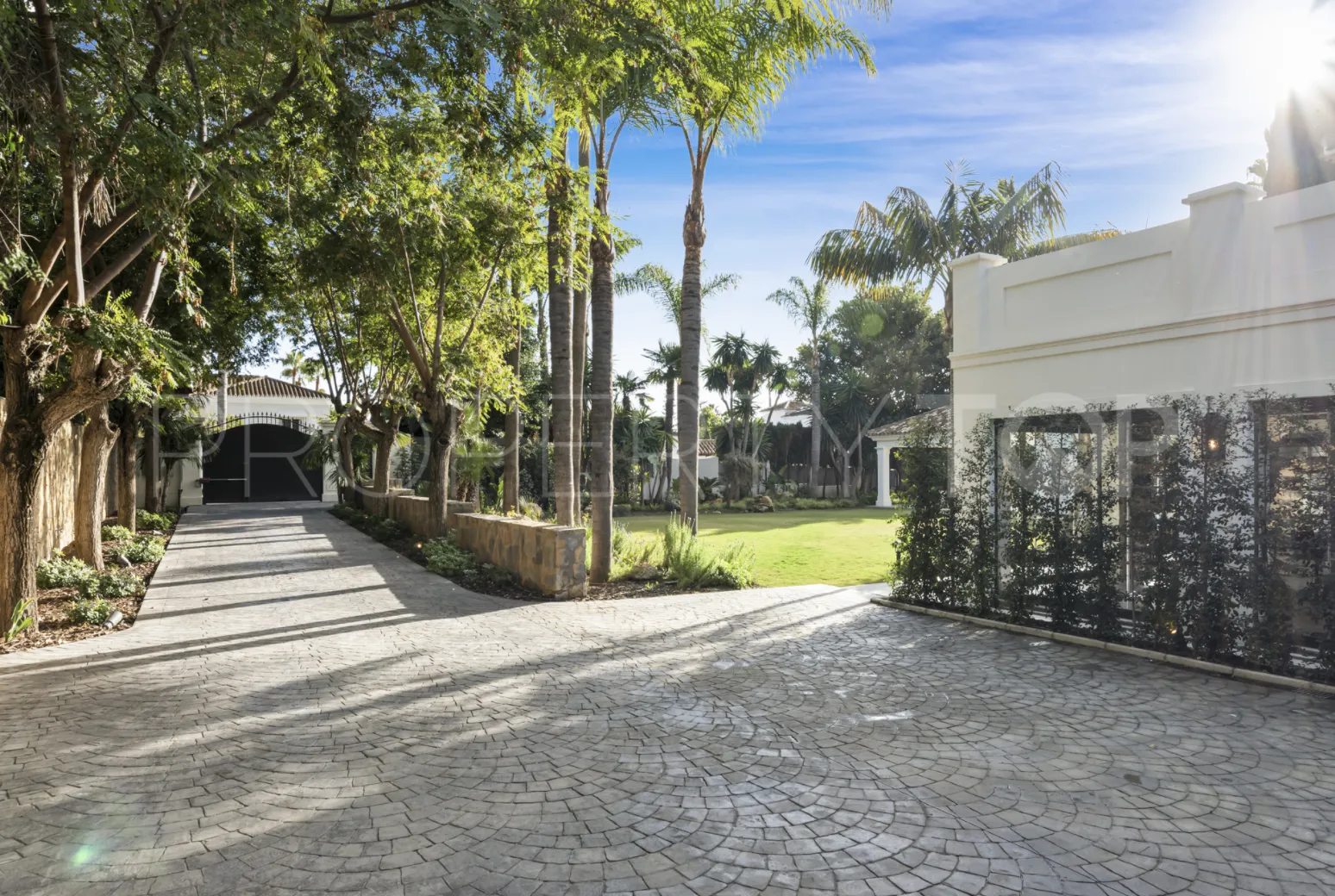 6 bedrooms villa for sale in Nueva Andalucia