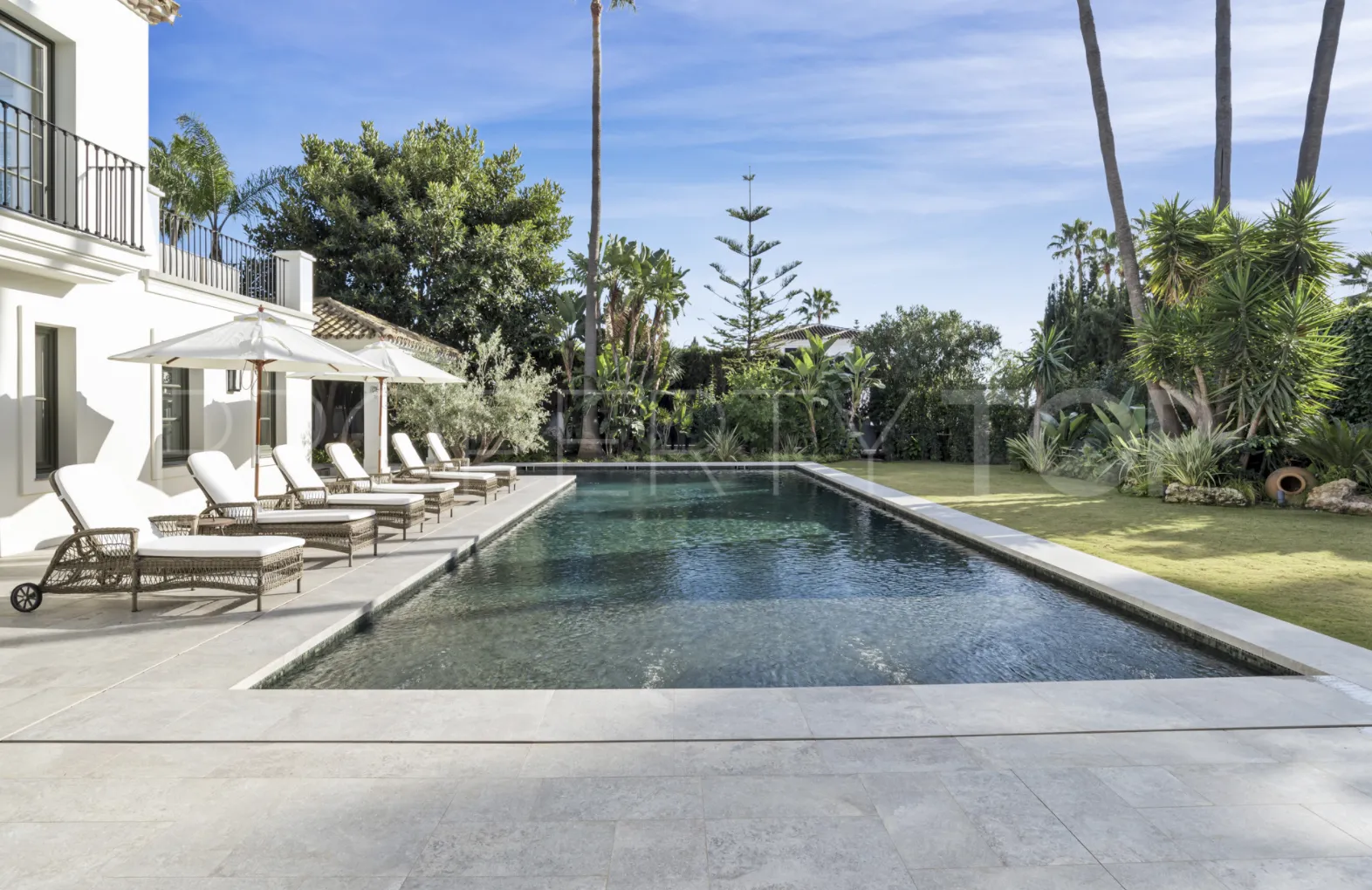 6 bedrooms villa for sale in Nueva Andalucia