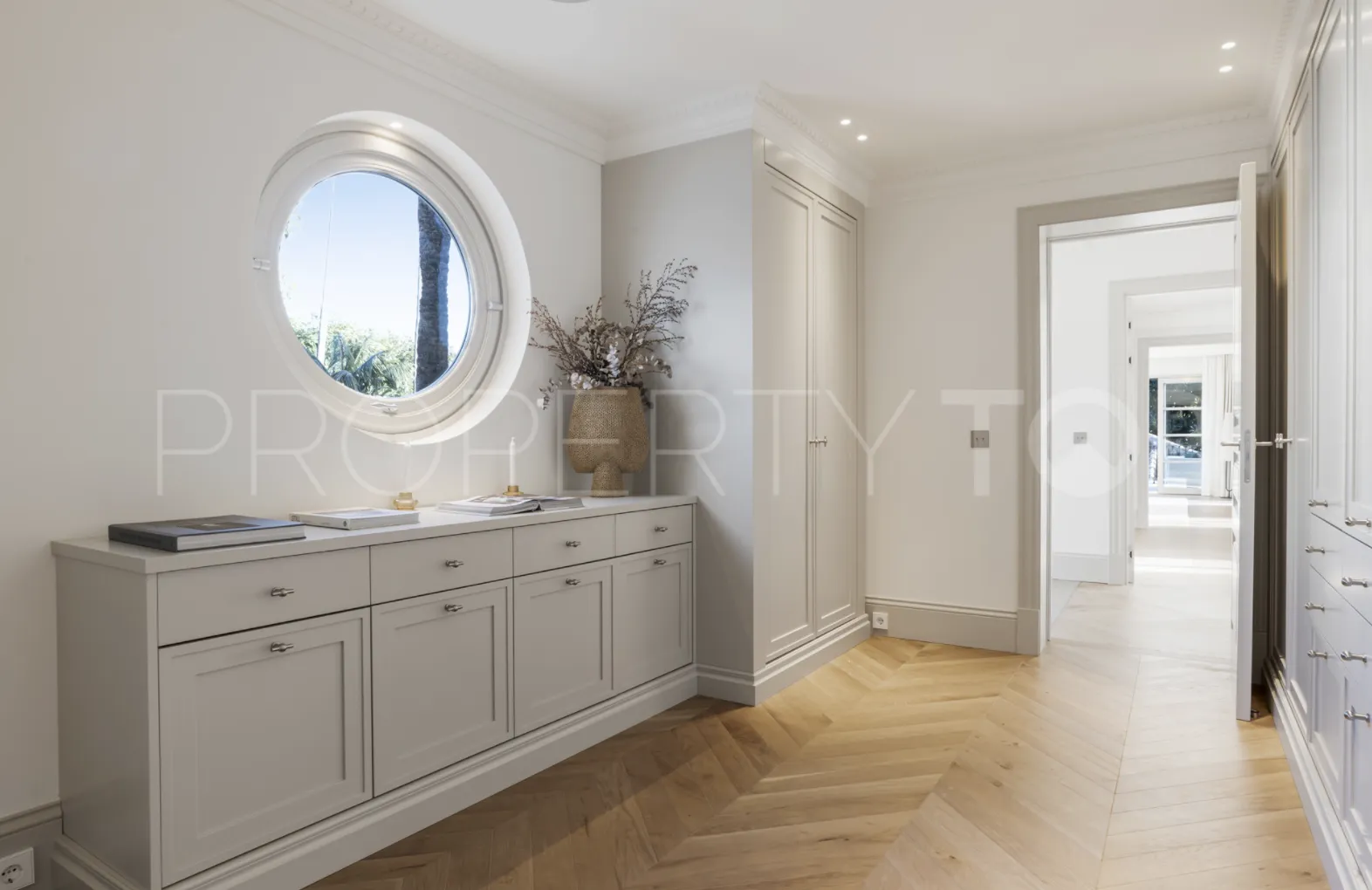 6 bedrooms villa for sale in Nueva Andalucia