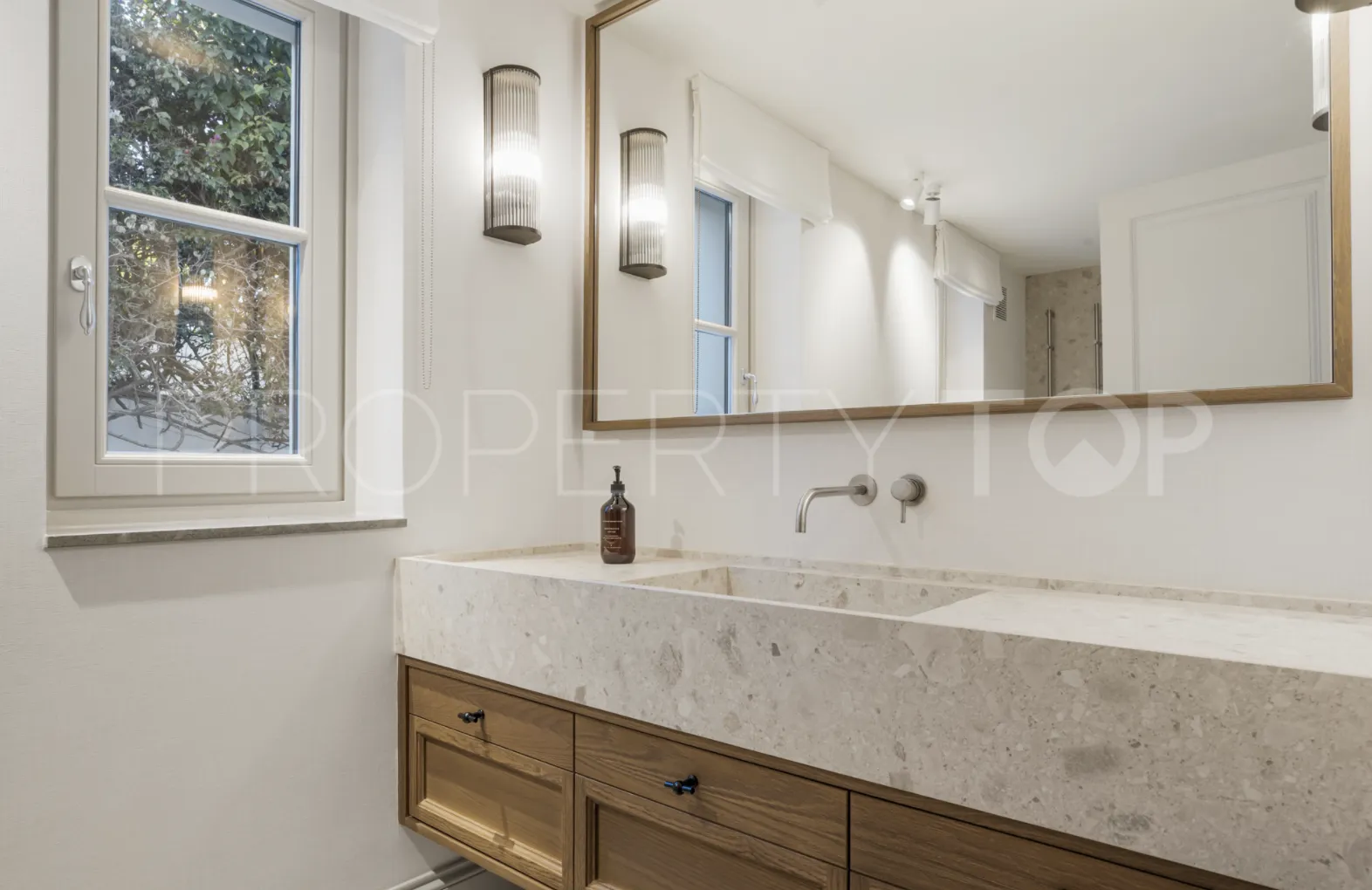 6 bedrooms villa for sale in Nueva Andalucia