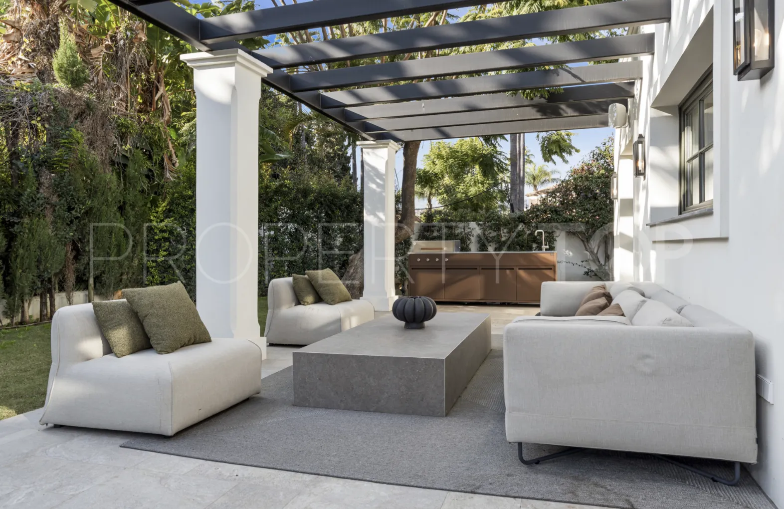 6 bedrooms villa for sale in Nueva Andalucia