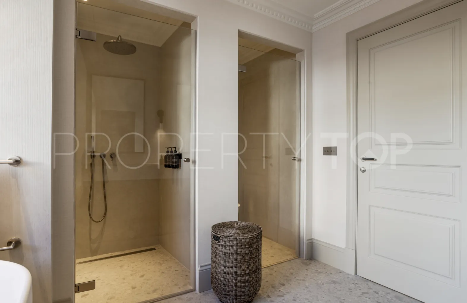 6 bedrooms villa for sale in Nueva Andalucia