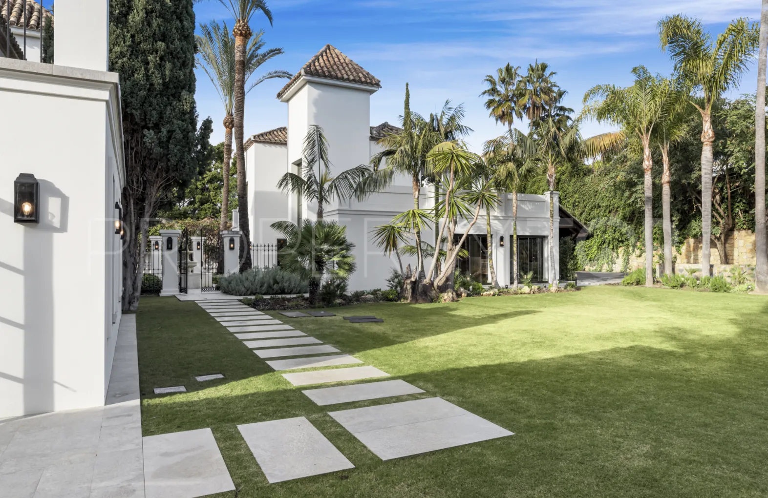 6 bedrooms villa for sale in Nueva Andalucia
