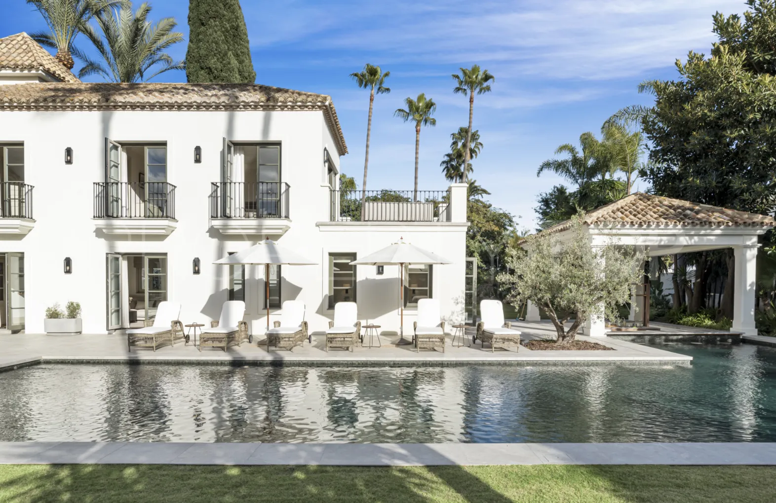 6 bedrooms villa for sale in Nueva Andalucia