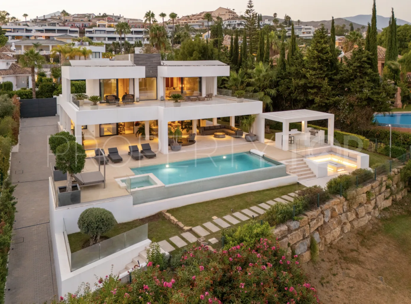 5 bedrooms villa in Nueva Andalucia for sale