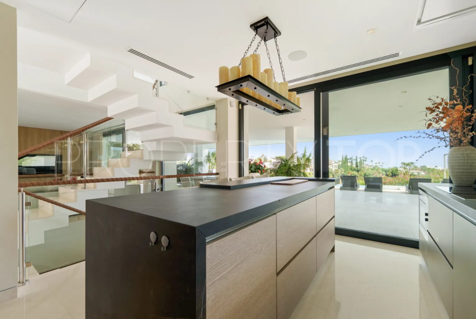 5 bedrooms villa in Nueva Andalucia for sale