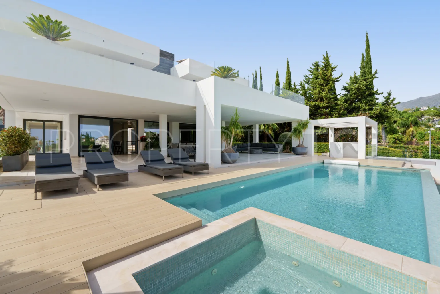 5 bedrooms villa in Nueva Andalucia for sale