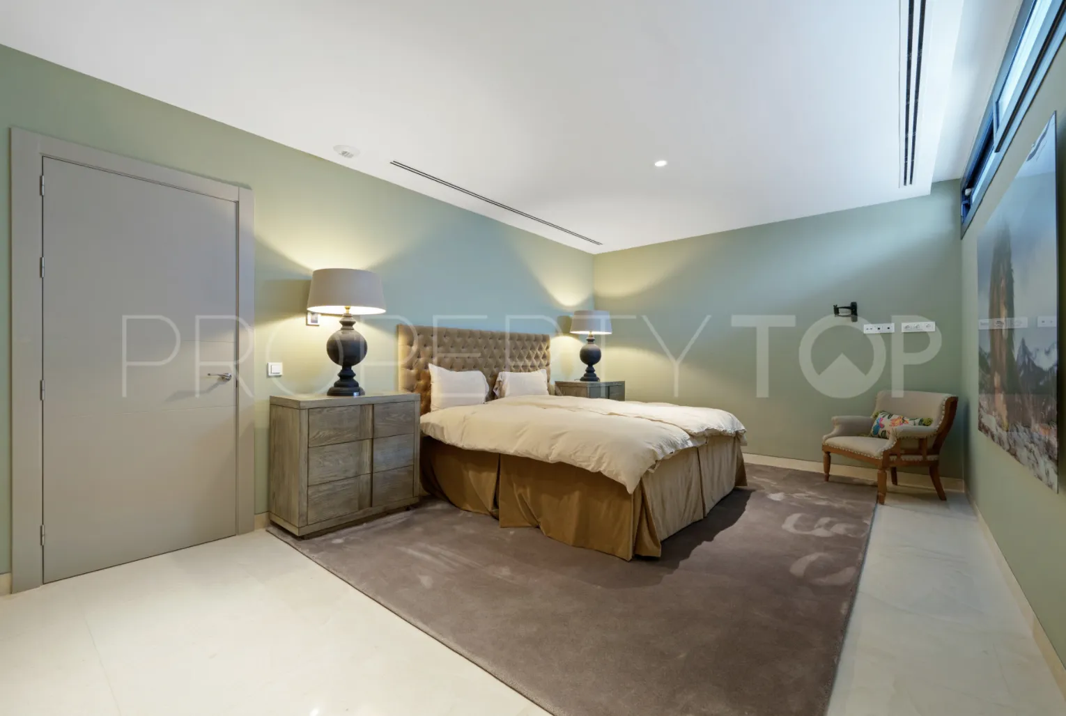 5 bedrooms villa in Nueva Andalucia for sale