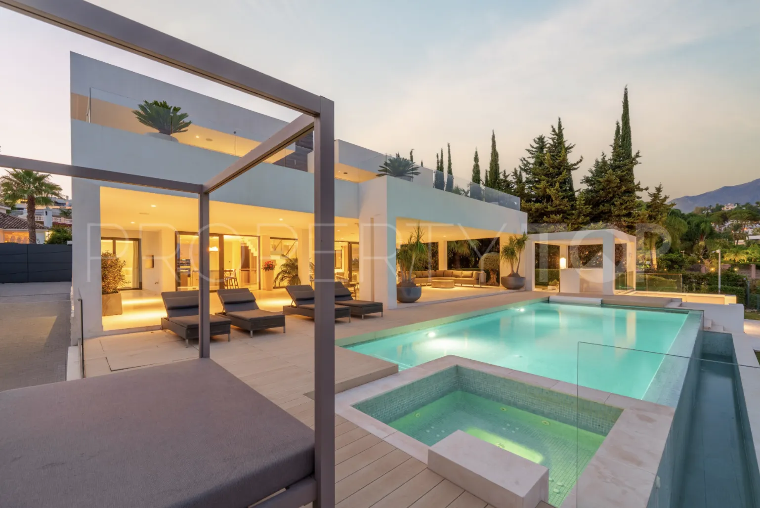 5 bedrooms villa in Nueva Andalucia for sale