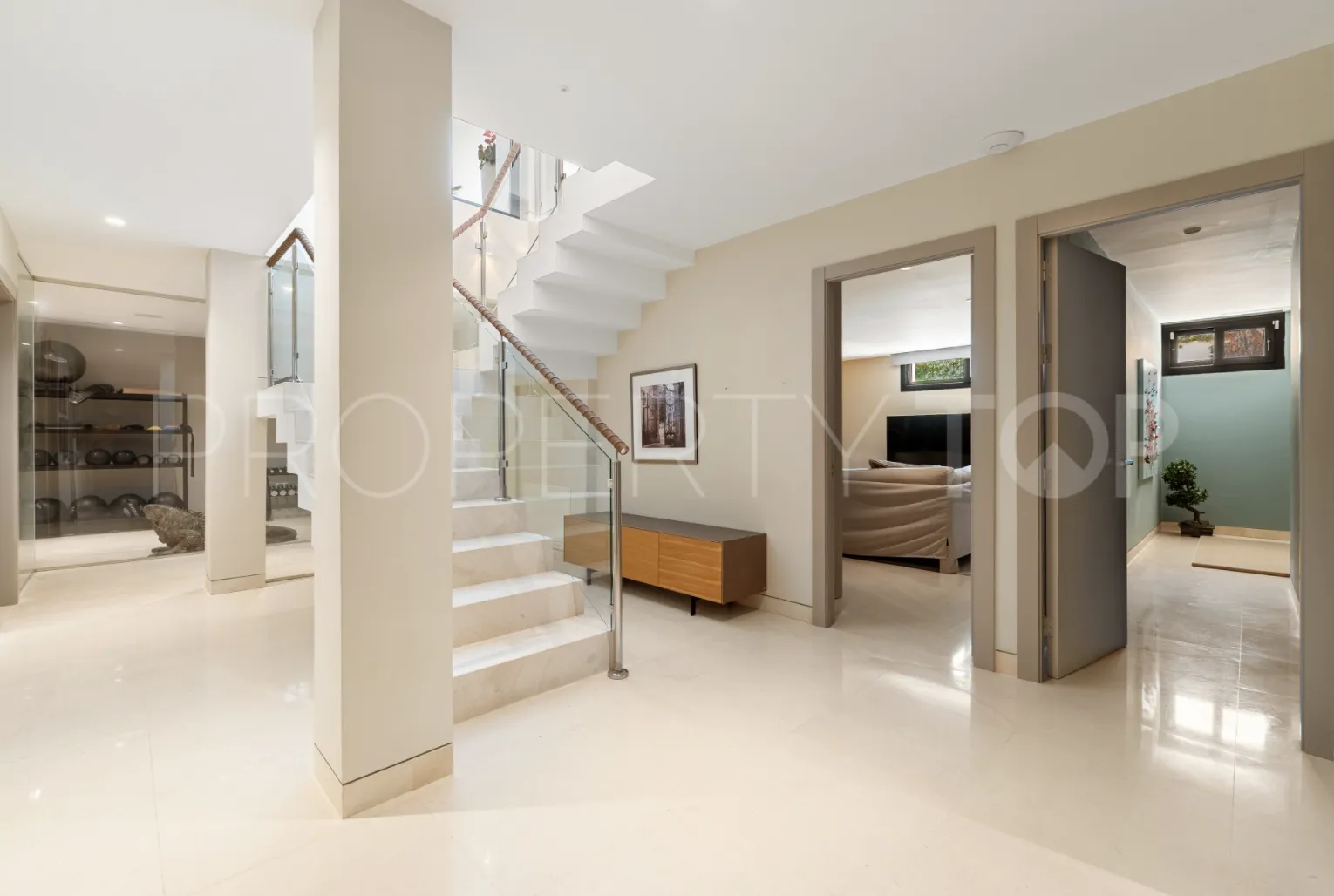 5 bedrooms villa in Nueva Andalucia for sale