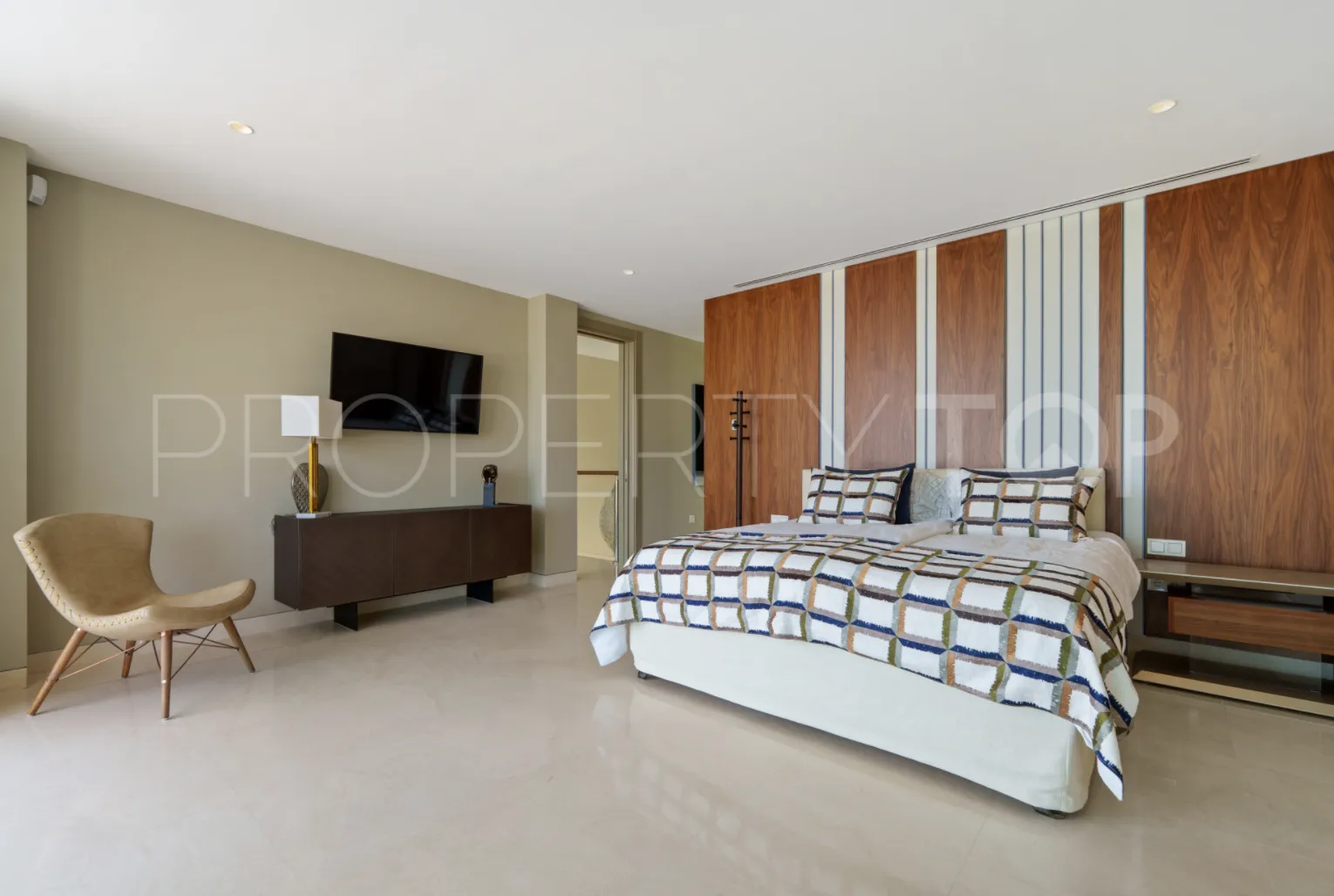 5 bedrooms villa in Nueva Andalucia for sale