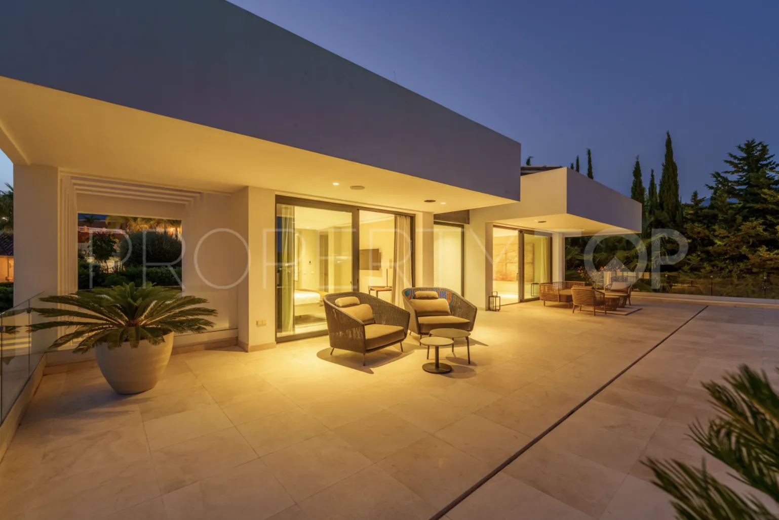 5 bedrooms villa in Nueva Andalucia for sale