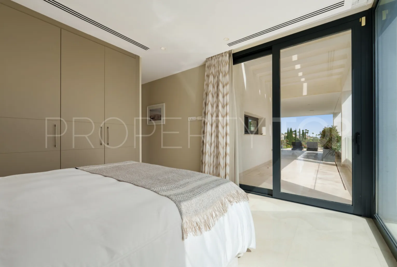 5 bedrooms villa in Nueva Andalucia for sale