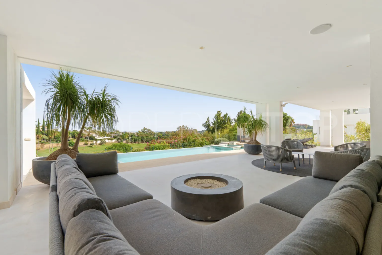 5 bedrooms villa in Nueva Andalucia for sale