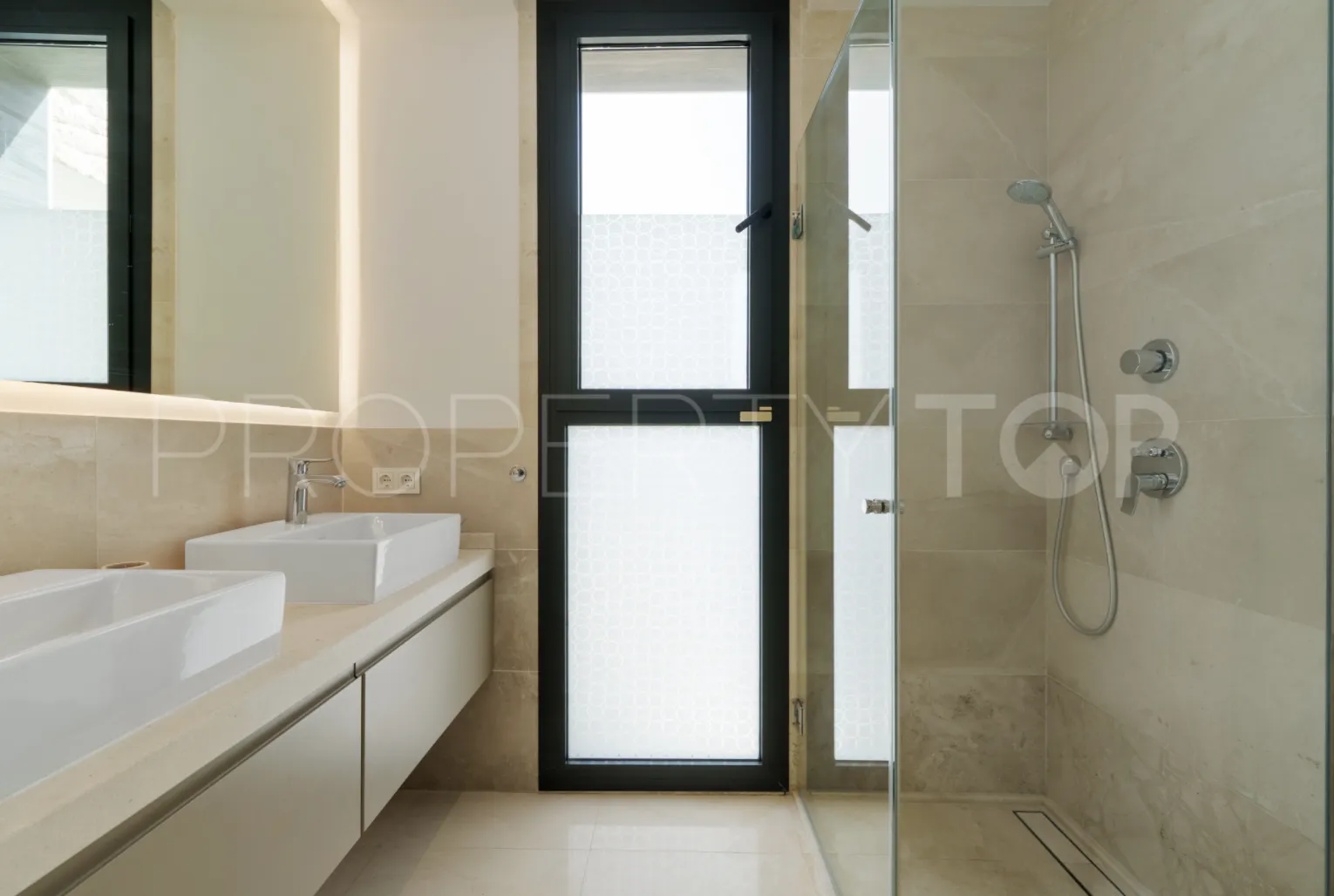 5 bedrooms villa in Nueva Andalucia for sale