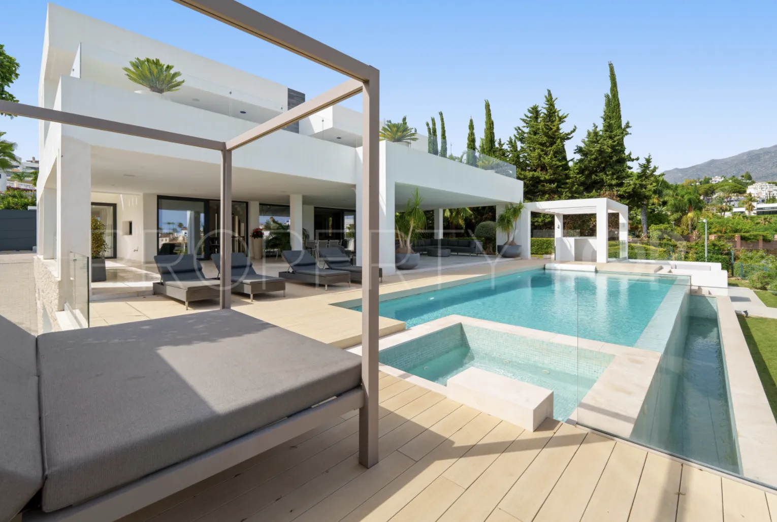 5 bedrooms villa in Nueva Andalucia for sale