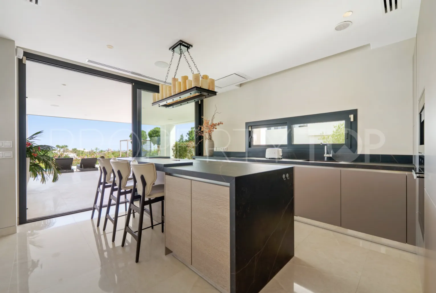 5 bedrooms villa in Nueva Andalucia for sale
