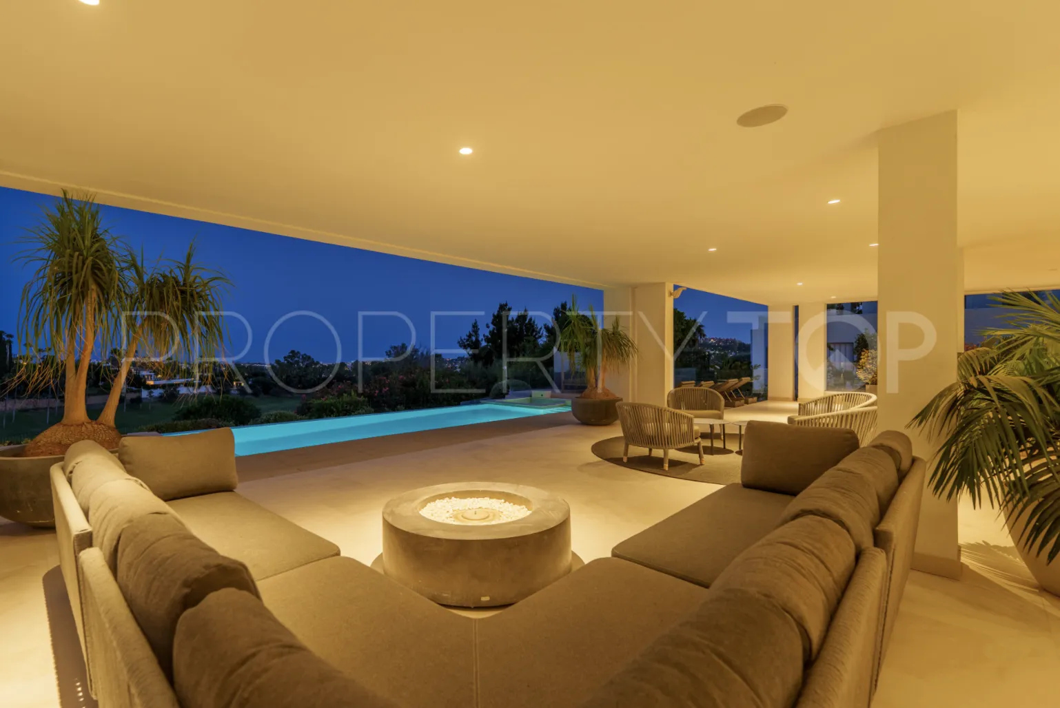 5 bedrooms villa in Nueva Andalucia for sale